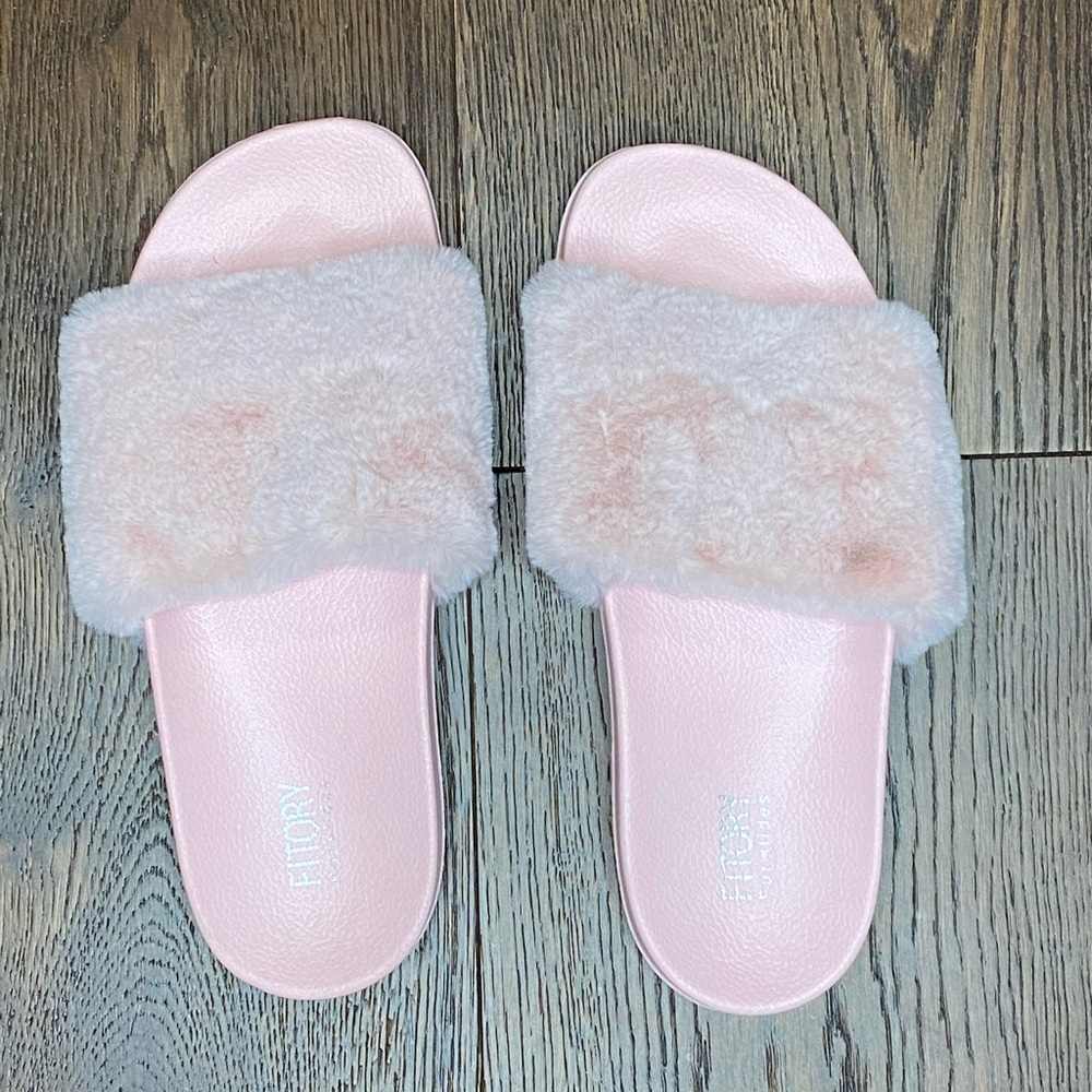 Girls pink fuzzy slippers size 5/6